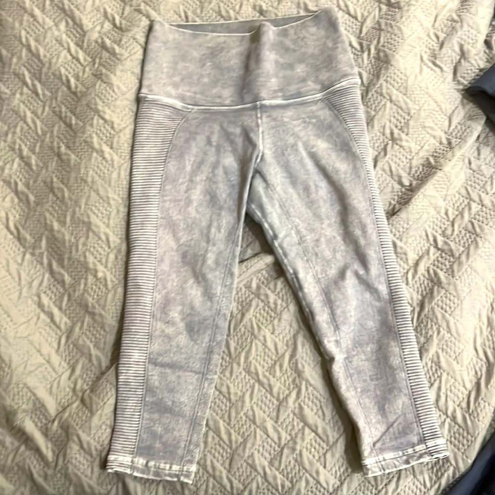 Great Avocado leggings! Capri in grey